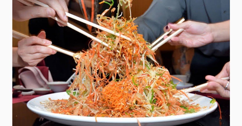 Begini Cara Menyantap Yee Sang saat Imlek, Ternyata Bisa Datangkan Peruntungan