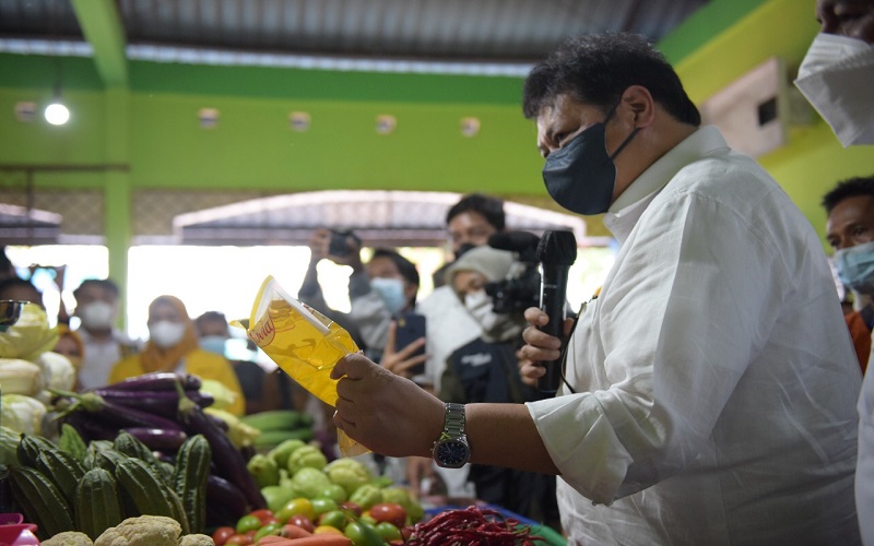 Tinjau Operasi Pasar di Kepri, Menko Airlangga Pastikan Ketersediaan dan Keterjangkauan Harga Bahan Pangan