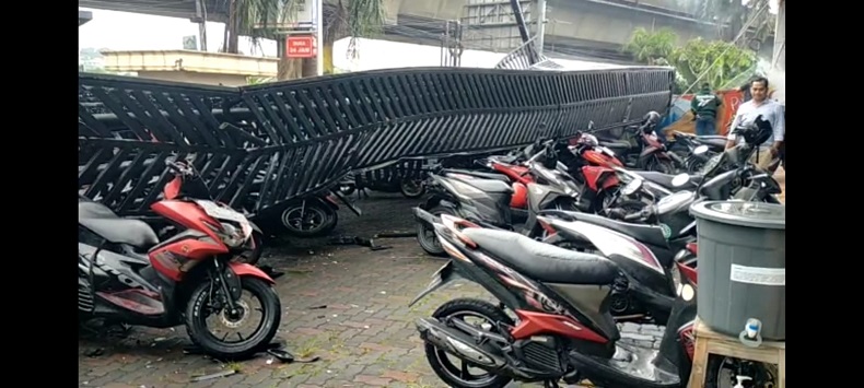 Ngeri, Begini Detik-Detik Billboard Raksasa Roboh Tertiup Angin Kencang di Bogor