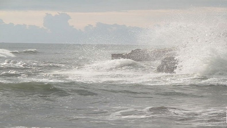 Waspada, Gelombang Sangat Tinggi hingga 6 Meter Terjadi di Perairan Jawa Tengah–Bali