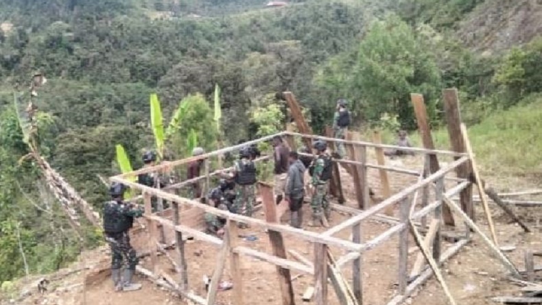 Prajurit TNI di Papua Bangun Rumah Tradisional Honai untuk Warga Nduga