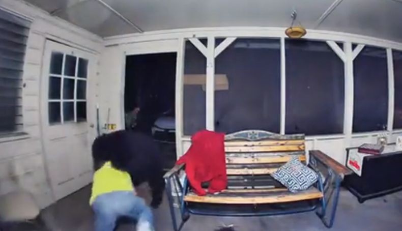 Viral, Pria Ini Terekam Kamera Duel dengan Beruang demi Selamatkan Istri