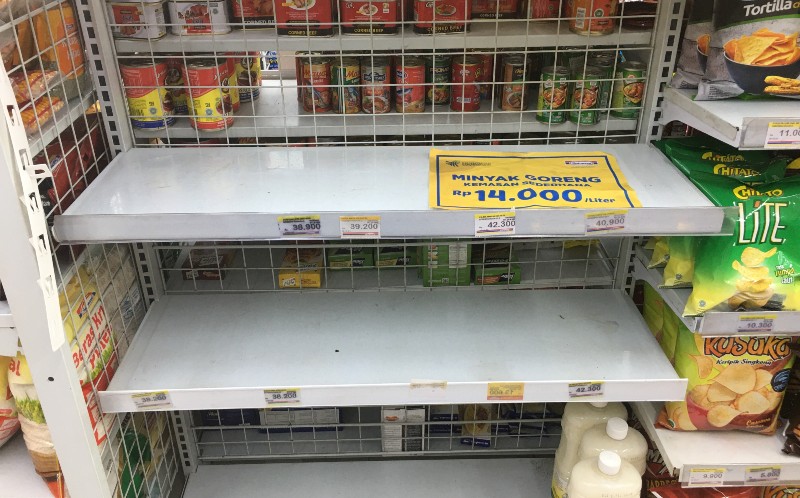 Ibu-ibu Rela Antre Sebelum Minimarket Buka demi Minyak Goreng Murah, Rak Cepat Kosong