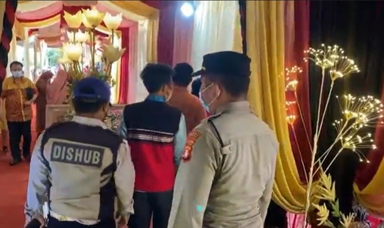 Pesta Pernikahan Dibubarkan, Penyelenggara Didenda Rp7,5 Juta akibat Langgar Prokes
