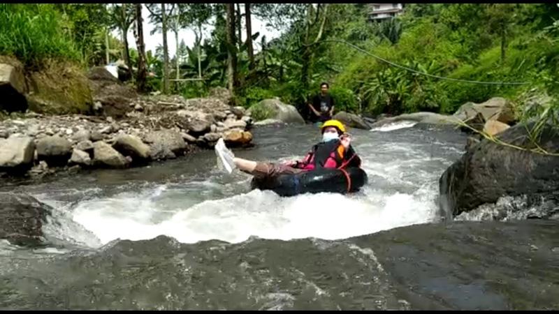  Serunya Memacu Adrenalin di Wahana River Tubing di Kaki Gunung Slamet