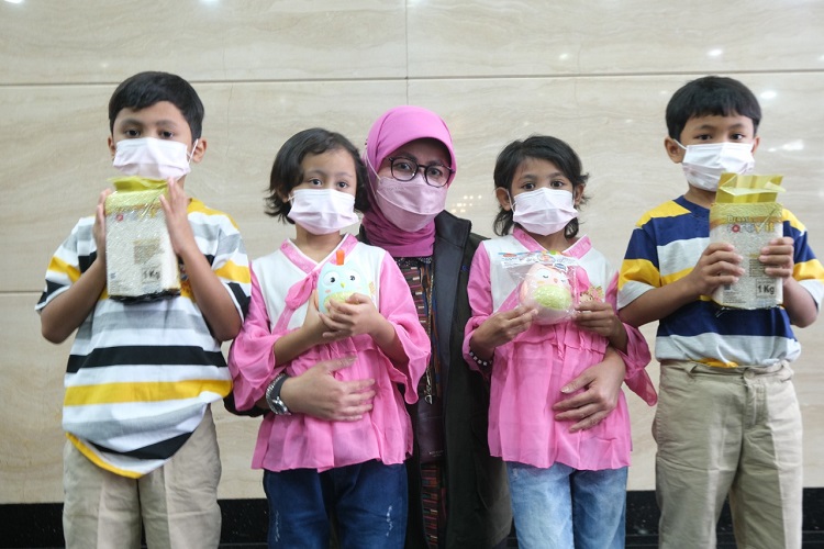 Peringati Hari Gizi Nasional, BULOG Peduli Salurkan 6 Ton Beras Bervitamin