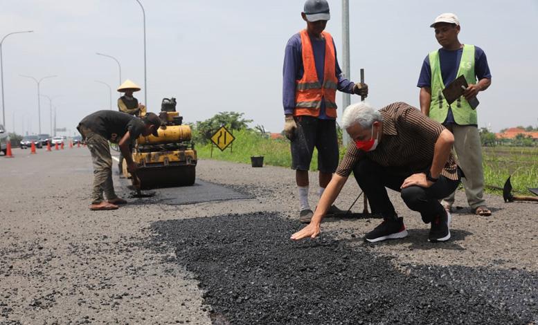 Ganjar Hentikan Mobil saat Melintasi Jalan Tol Penuh Lubang, Ini yang Dilakukan