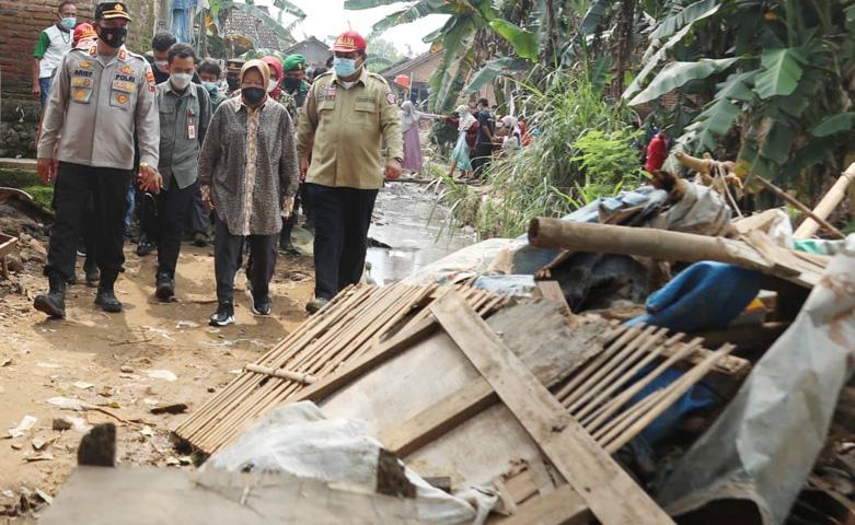 Kunjungi Lokasi Banjir dan Longsor di Pekalongan, Risma: Waspadai Cuaca Ekstrem