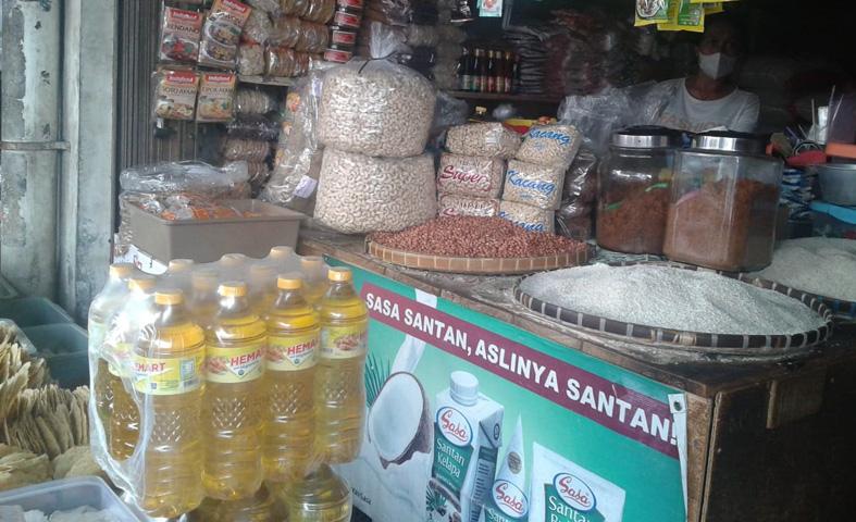 Belum Dapat Subsidi, Pedagang Pasar Salatiga Jual Minyak Goreng Rp18.000 per Liter