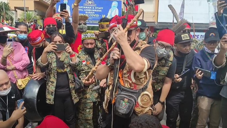 Tersinggung Ucapan Edy Mulyadi, Ormas Adat Dayak Ritual Potong Babi dan Ayam