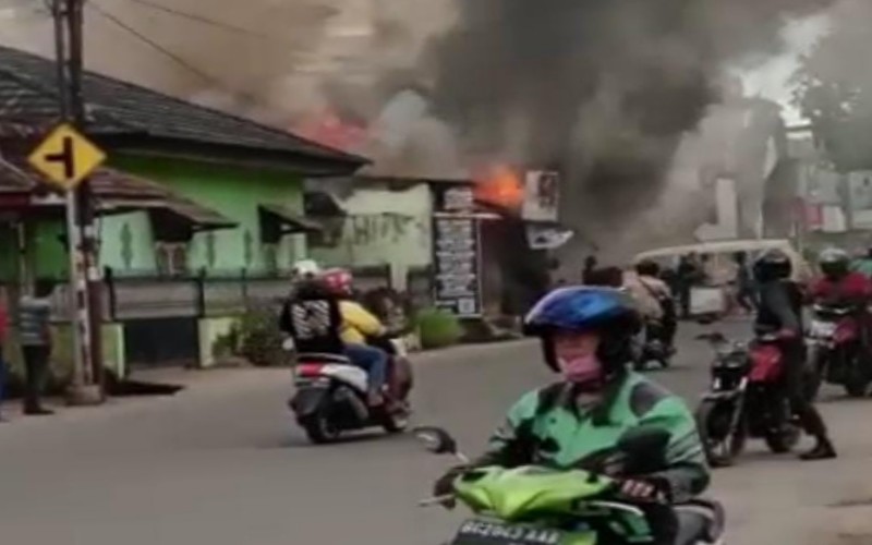 Dikira Bom, Kebakaran Disertai Ledakan Hanguskan 6 Toko Simpang Bombat Palembang 