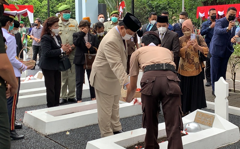 Ziarah ke TMP Taruna Tangerang, Prabowo: Ada Makam 2 Paman Saya di Sini