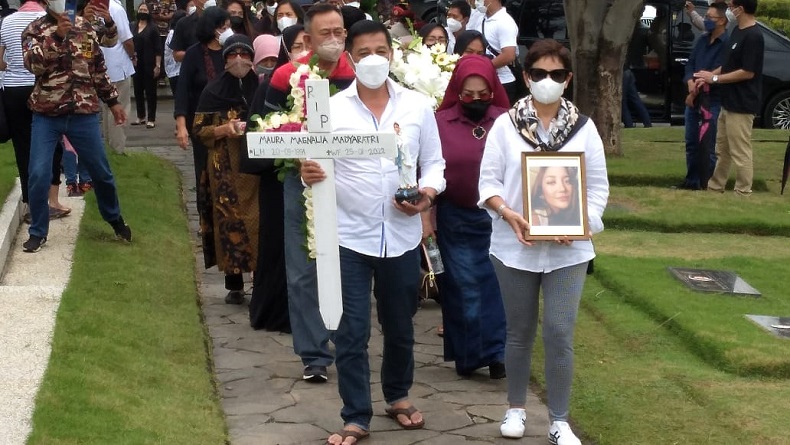 Air Mata Nurul Arifin Lepas Putrinya ke Peristirahatan Terakhir di Sandiego Hills Karawang