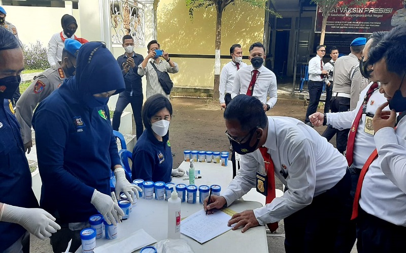 Anggota Ditres Narkoba Polda Sumsel Disidak, Urine Diperiksa
