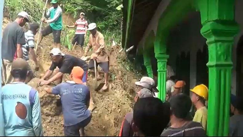 Tanah Longsor di Perbukitan Menoreh Magelang, 4 Rumah dan 2 Masjid Rusak 