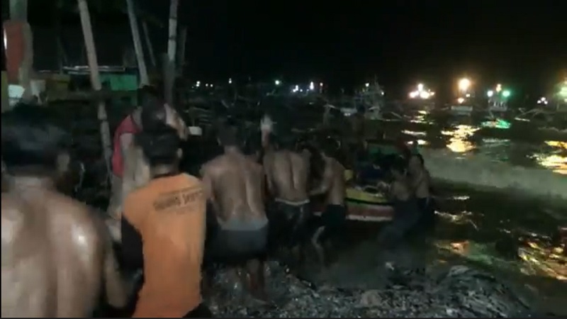 Cuaca Ekstrem, Perahu Nelayan di Tuban Tenggelam Diterjang Ombak 4 Meter 