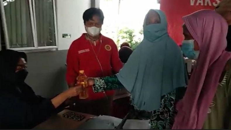 Vaksinasi Covid-19 di Pekalongan, Warga Dapat Minyak Goreng Gratis 