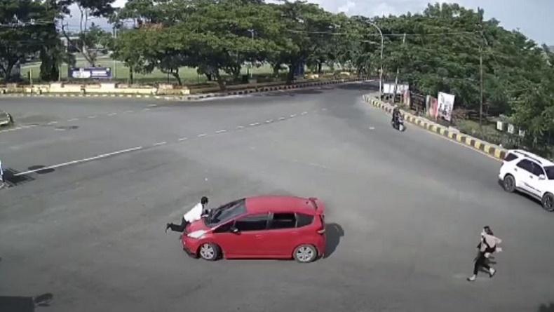 Viral Aksi Heroik Polisi Gagalkan Perampasan Mobil, Gelayutan di Kap sampai Terlempar