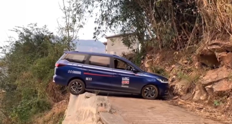 Punya Skill Dewa, Viral Pria Ini Putar Mobil di Jalan Sempit Pinggir Jurang