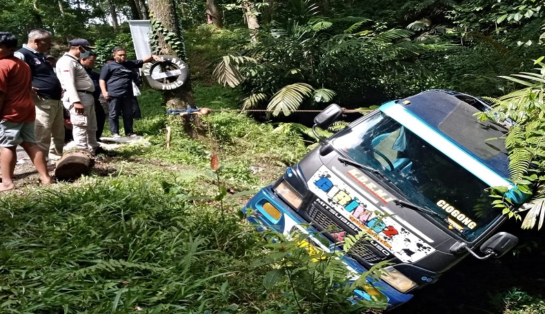 Gegara Sopir Lupa Tarik Rem Tangan saat Buang Air, Elf di Cianjur Masuk Jurang