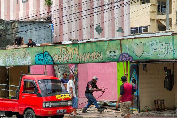  PKL Sepatu Jalan Mataram Bongkar Kios untuk Akses Teras Malioboro 2
