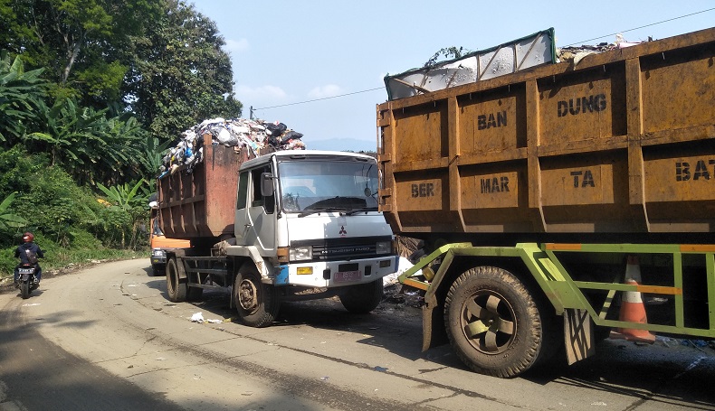 Duh, Gaji Sopir Truk Sampah di UPT Kebersihan KBB Dipangkas 50 Persen
