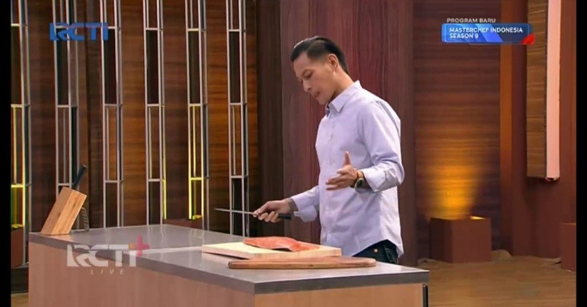 Chef Juna Ajari Potong Salmon di MasterChef, Peserta: Motong Ikan Saja Ganteng Pisan!