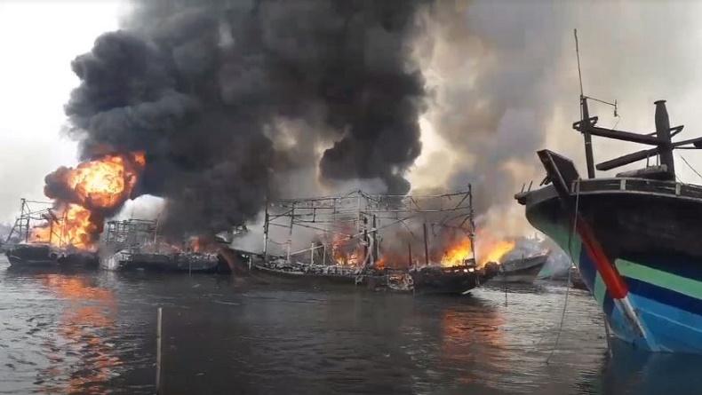 Belasan Kapal Terbakar di Pelabuhan Tegal, Damkar dan ABK Berjibaku Padamkan Api