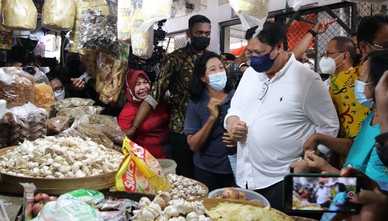 Menko Airlangga Pantau Operasi Pasar di Salatiga, Emak-emak Antusias Menyambut