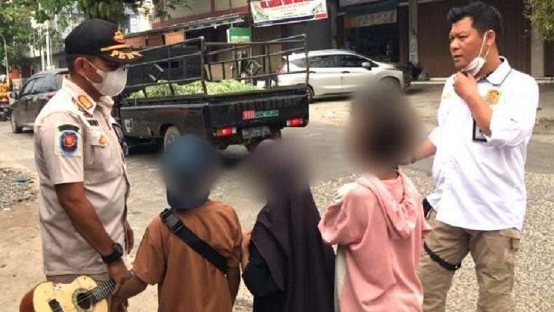 Momen Satpol PP Sambangi Rumah Pengemis di Sampit, Kaget Punya Mobil dan Motor Baru