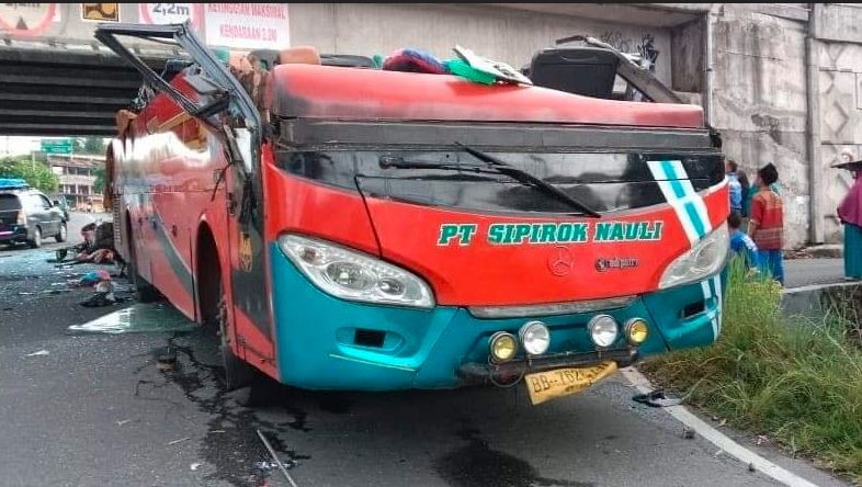 Ngeri!Begini Penampakan Bus Terbelah usai Tabrak Fly Over di Padang Panjang