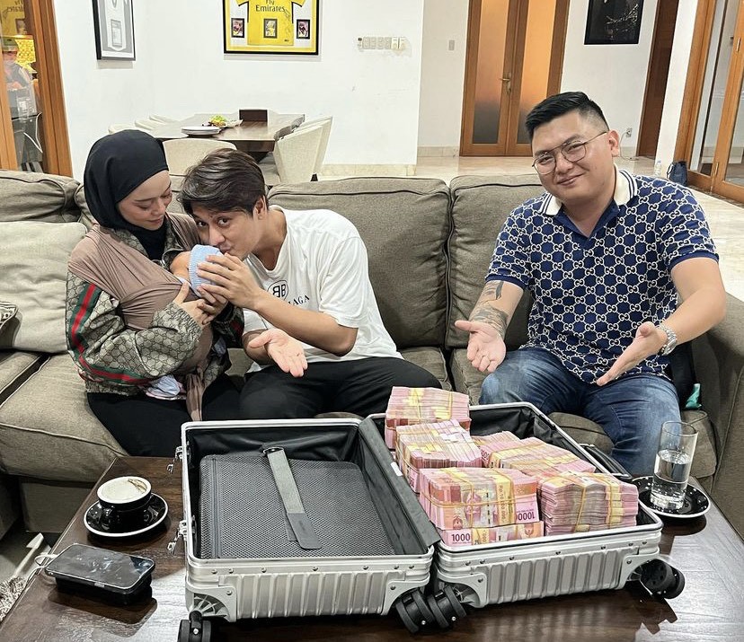 Lahir Jadi Anak Sultan Baby L Dapat Kado Uang Sekoper, Rizky Billar: Alhamdulillah 