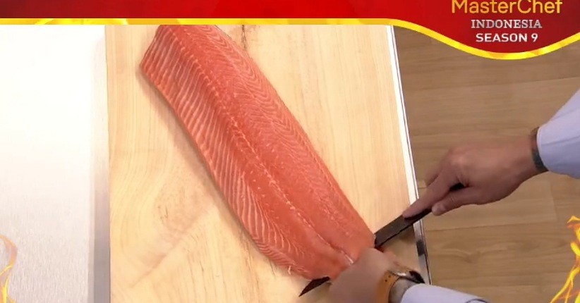 Chef Juna Ajari Peserta MasterChef Potong Salmon hingga Cabut Duri, Ini Caranya