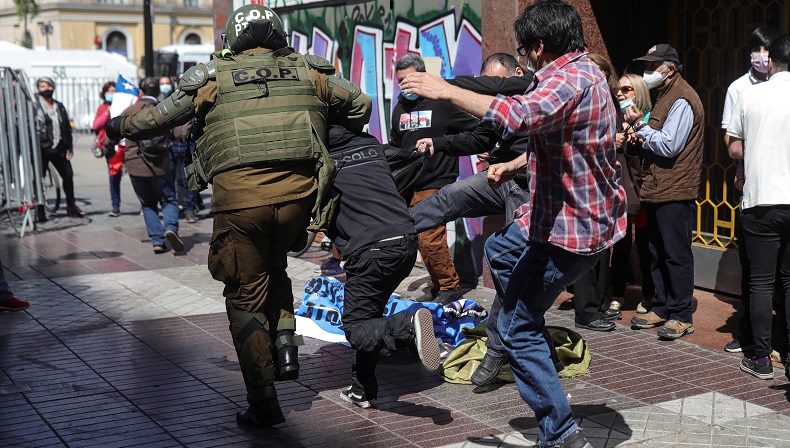 Unjuk Rasa Anti-Migran Pecah, Massa Rusak Tenda dan Barang Imigran 