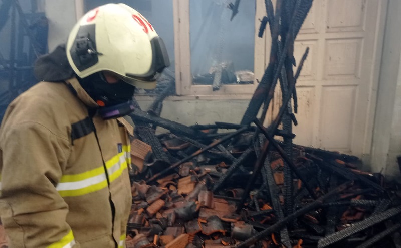 Kebakaran Hanguskan Rumah Kosong di Kembangan, 1 Petugas Damkar Terluka