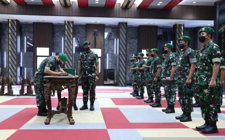  2 Mantan Kasdam IV/Diponegoro Resmi Jabat Pangkostrad dan Danjen Kopassus