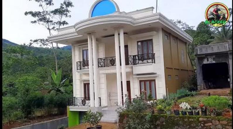 Wow, Desa Terpencil di Cilacap Ini Berdiri Deretan Bangunan Megah bak Istana