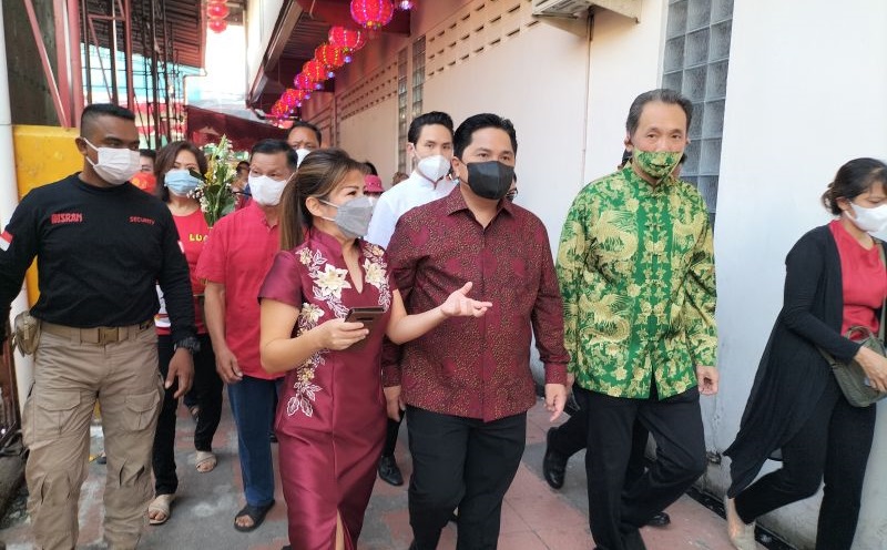 Pakai Batik Merah, Erick Thohir Pantau Perayaan Imlek di Glodok