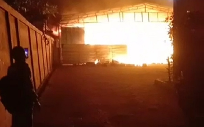 Kebakaran Hebat Hanguskan Gudang Makanan Ringan di Bogor, Petugas Berjibaku 4 Jam Padamkan Api