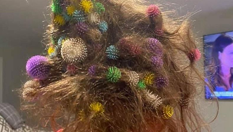 Duh, Ibu Ini Habiskan 20 Jam Hilangkan Ratusan Mainan yang Tersangkut di Rambut Anak