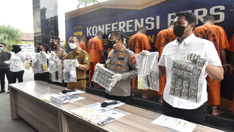 Toko Kelontong Jadi Kedok Jual Obat Terlarang, Pedagang di Cirebon Ditangkap