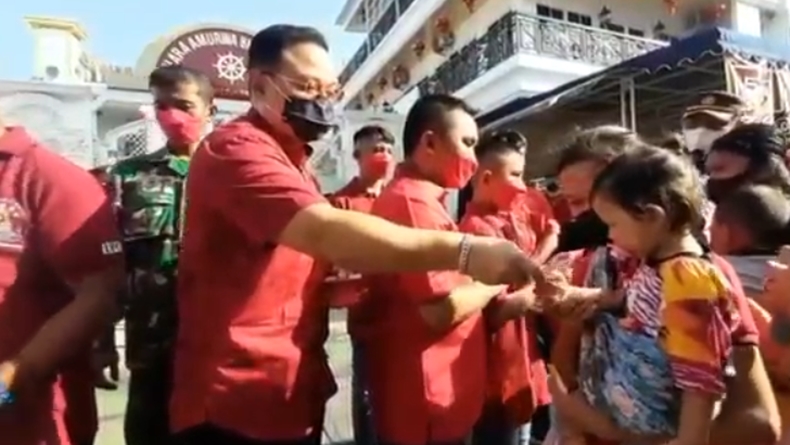 Warga Bandarlampung Rela Antre Berjam-jam untuk Dapat Angpao
