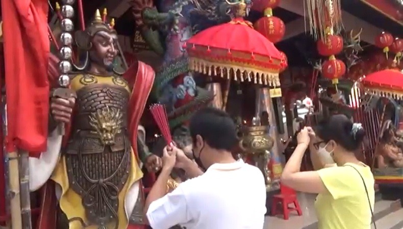 Ritual Tolak Bala Tahun Baru Imlek di Bali Digelar Tanpa Arak-Arakan