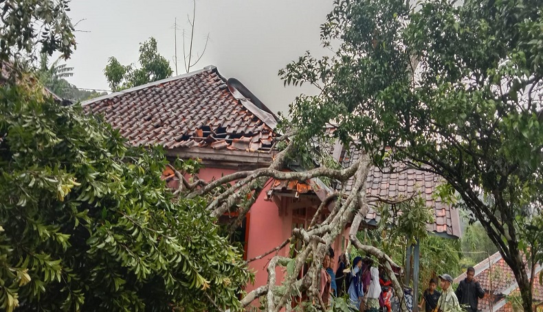 Diterjang Hujan Es dan Banjir Bandang, Puluhan Rumah di Cianjur Rusak