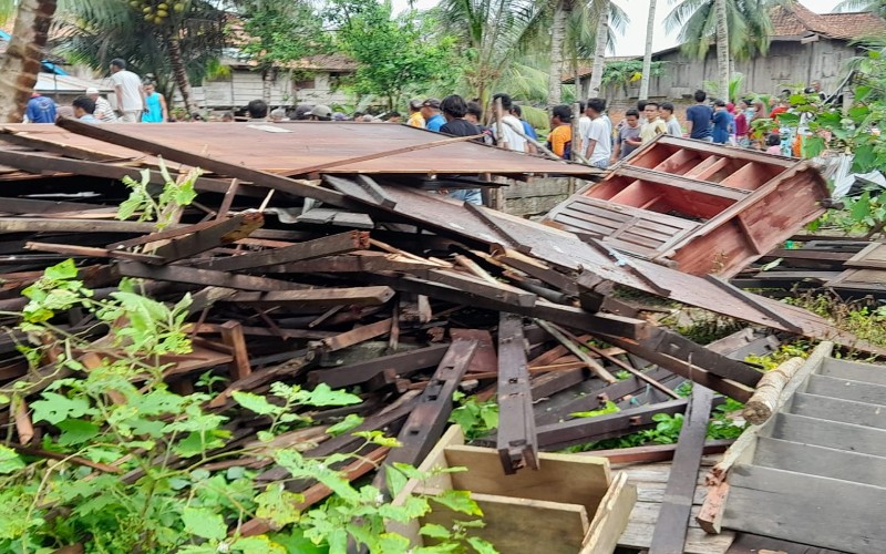 58 Rumah di Karang Jaya Muratara Rusak Diterjang Puting Beliung 
