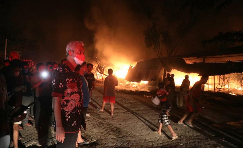  Kebakaran Hebat Landa Relokasi Pasar Johar Semarang, Ratusan Kios Ludes