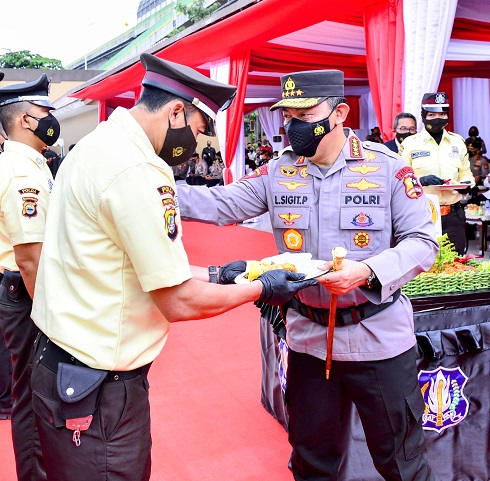 Kapolri Beri Pin Emas ke Satpam Pemberani dari Makassar