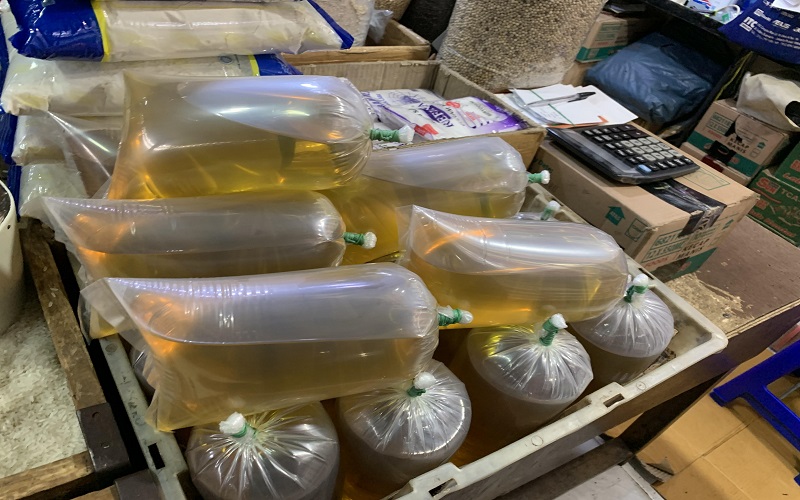 Ibu-ibu, Minyak Goreng Curah di Pasar Tradisional Mulai Turun Jadi Rp17.000 per Kg