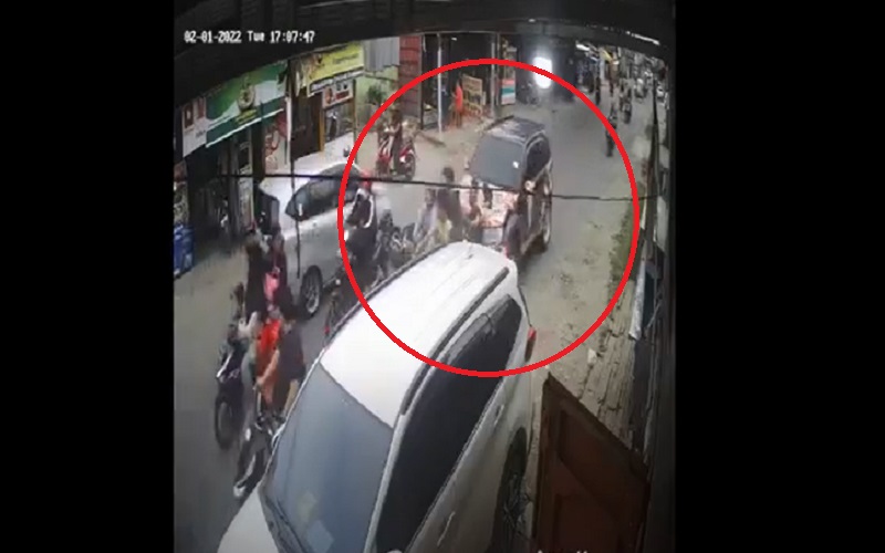 Mengerikan, Emak-Emak Bawa Mobil Seruduk Pengendara Motor hingga Tewas