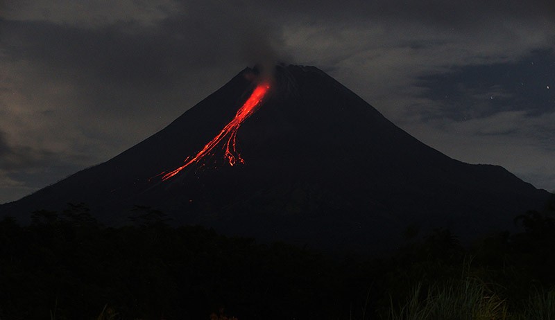 Gunung Merapi Muntahkan Lava Pijar Sejauh 1,8 Kilometer ke Arah Barat Daya